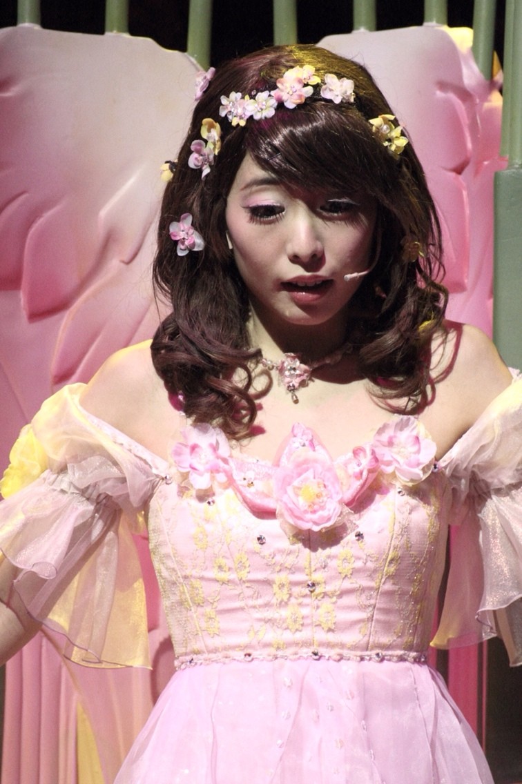 内田莉紗 さん ピューロランドエンターテイナー 白い仔猫と赤いりぼん