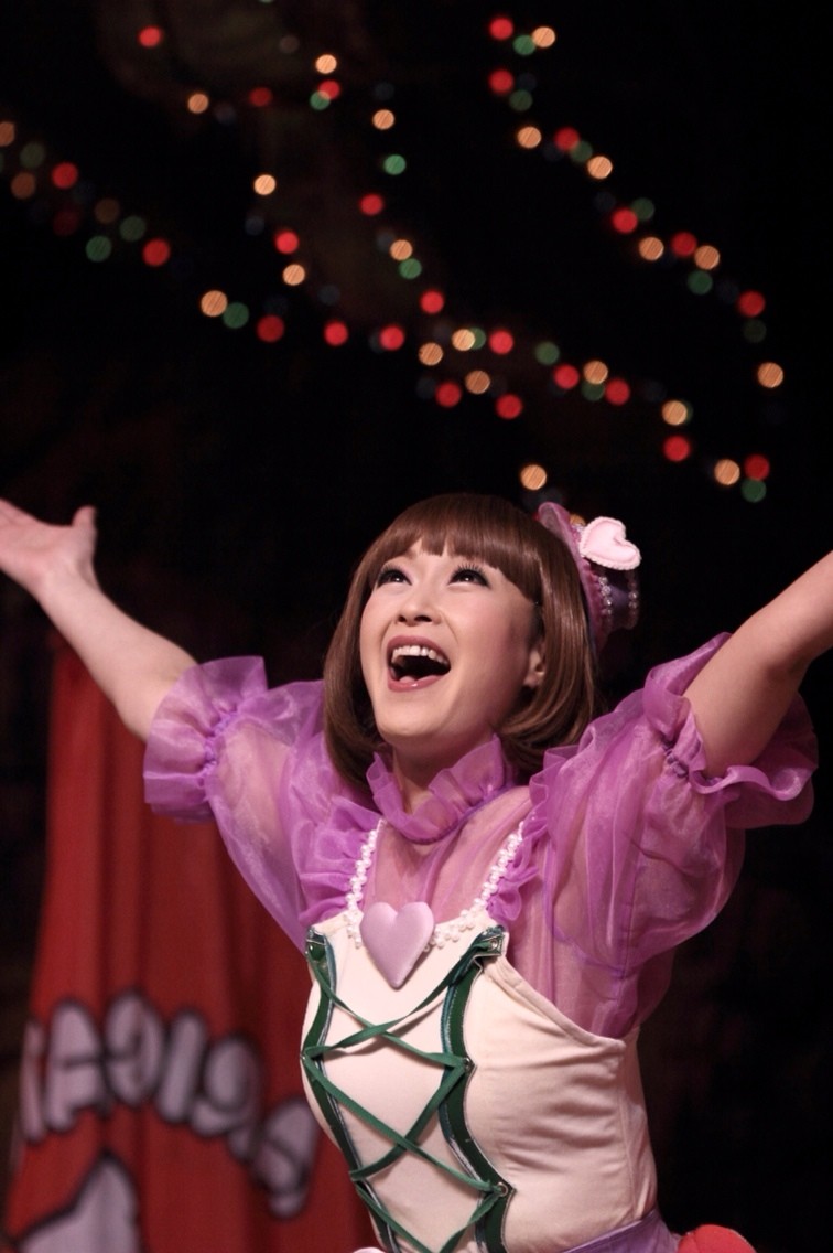 白い仔猫と赤いりぼん