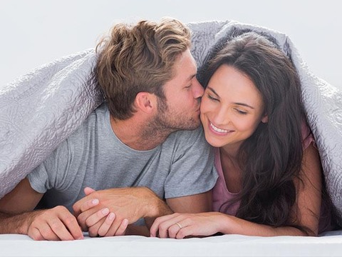 married-couple-in-bed_SI