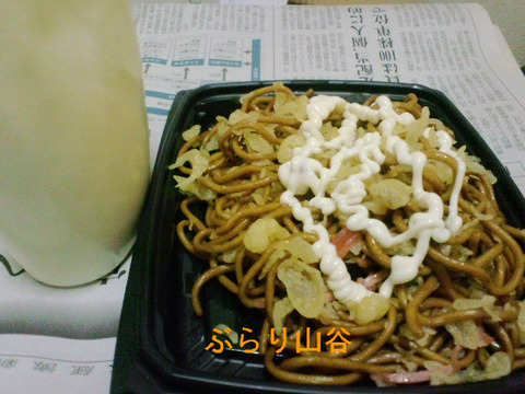 焼きそばにあげ玉とマヨネーズ