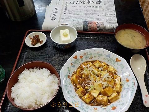 定食屋でマーボー豆腐定食590円