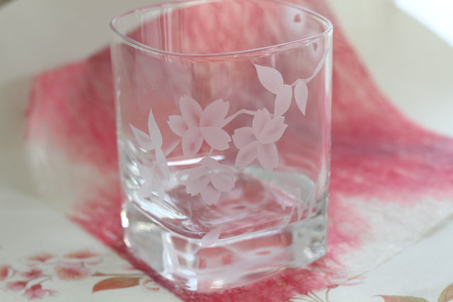 イニシャル入り 桜舞うグラス ペア Sandblast ガラス工房 Saori サンドブラストがらすこうぼうさおり