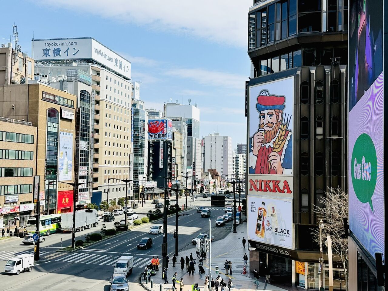中央区・すすきの～ニッカウヰスキーの看板「ニッカおじさん」が