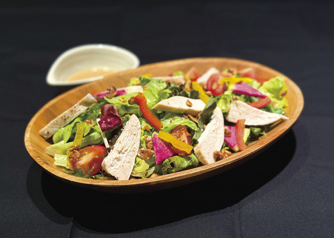 蒸し鶏とくるみのサラダ