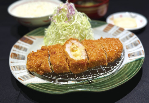 くるみとチーズのロースはさみ揚げ定食（きゃべつ＋みそ汁＋漬物付き）