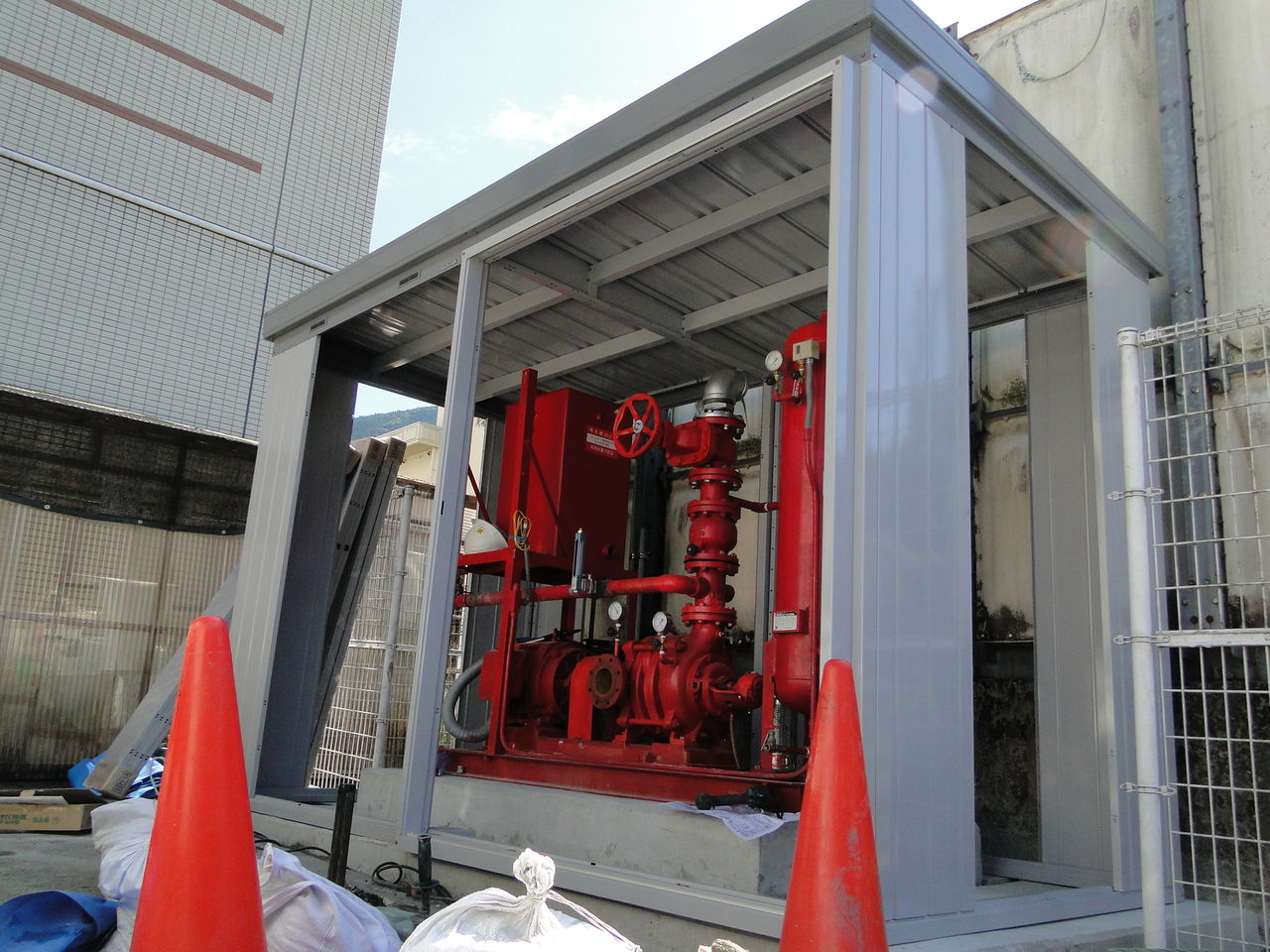 スプリンクラー用消火ポンプユニット移設工事 ポンプ設置 消火ポンプ室編 ポンプ工事のプロ集団 有限会社四国アクアサービス 施工実例集