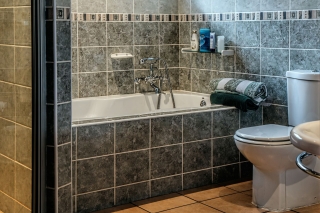 3359168775-bathroom-490781_1920-kRKK-320x213-MM-100