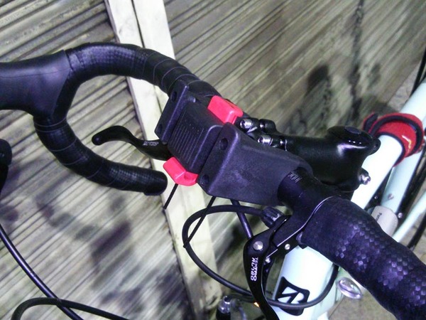 頭に付けるかライトを自転車に付ける