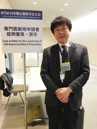 専門医審査会場の前の院長佐々木