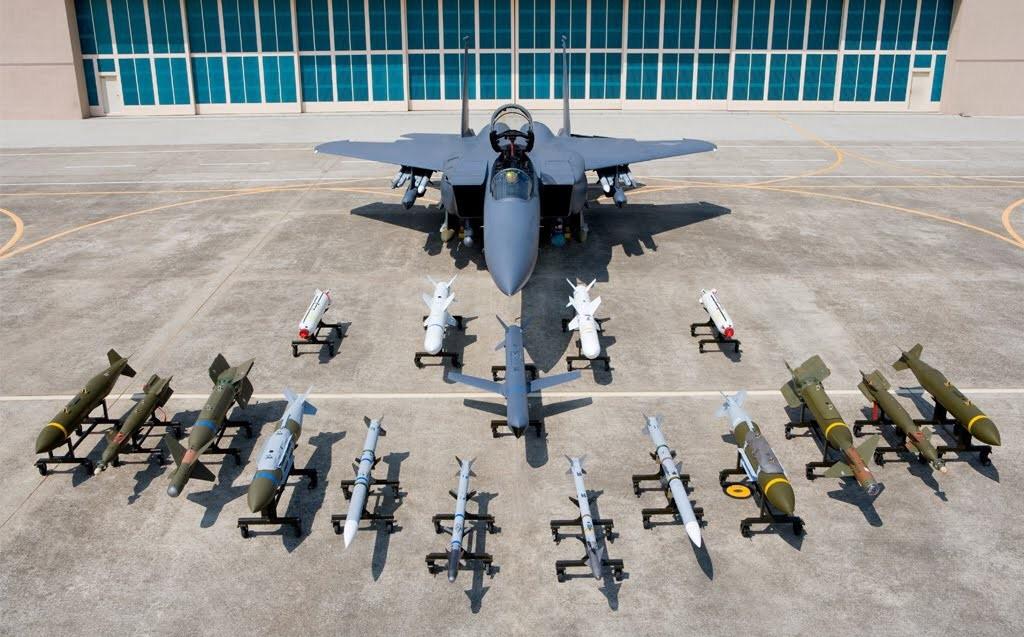 こういう戦闘機の前に兵装をズラーっと並べた画像ってめっちゃカッコいいよね スパロボニュース