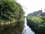 八ヶ山付近の稜線を削って流れる水路