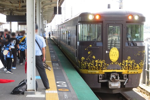 近江舞子駅で観光列車 「はなあかり」 敦賀行きを撮る （発車標＆車両） 【2025年8月】