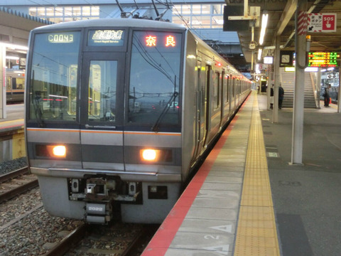 尼崎駅で直通快速 おおさか東線経由 奈良行きの表示を撮る （2018年12月）