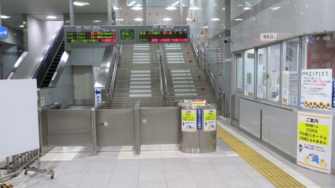 【有人改札】 防府駅の改札口を撮る。利用客が多いのにICカードは利用不可。 (2021年9月)
