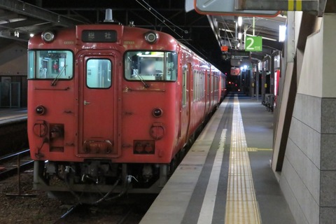 総社駅で 2番のりばから発車する桃太郎線（吉備線）の列車を撮る 【2021年12月】