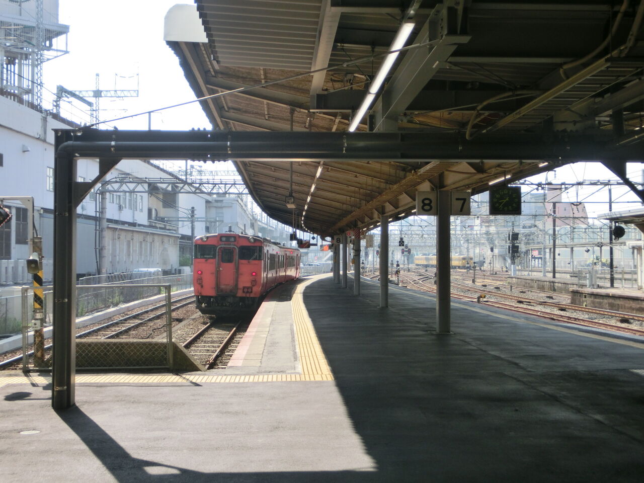 1日に1本だけ 広島駅 8番のりばから発車する普通列車を撮る 車両 発車標 17年8月 関西のjrへようこそ 1日に1本だけ 広島駅 8番のりばから発車する普通列車を撮る 車両 発車標 17年8月 関西のjrへようこそ