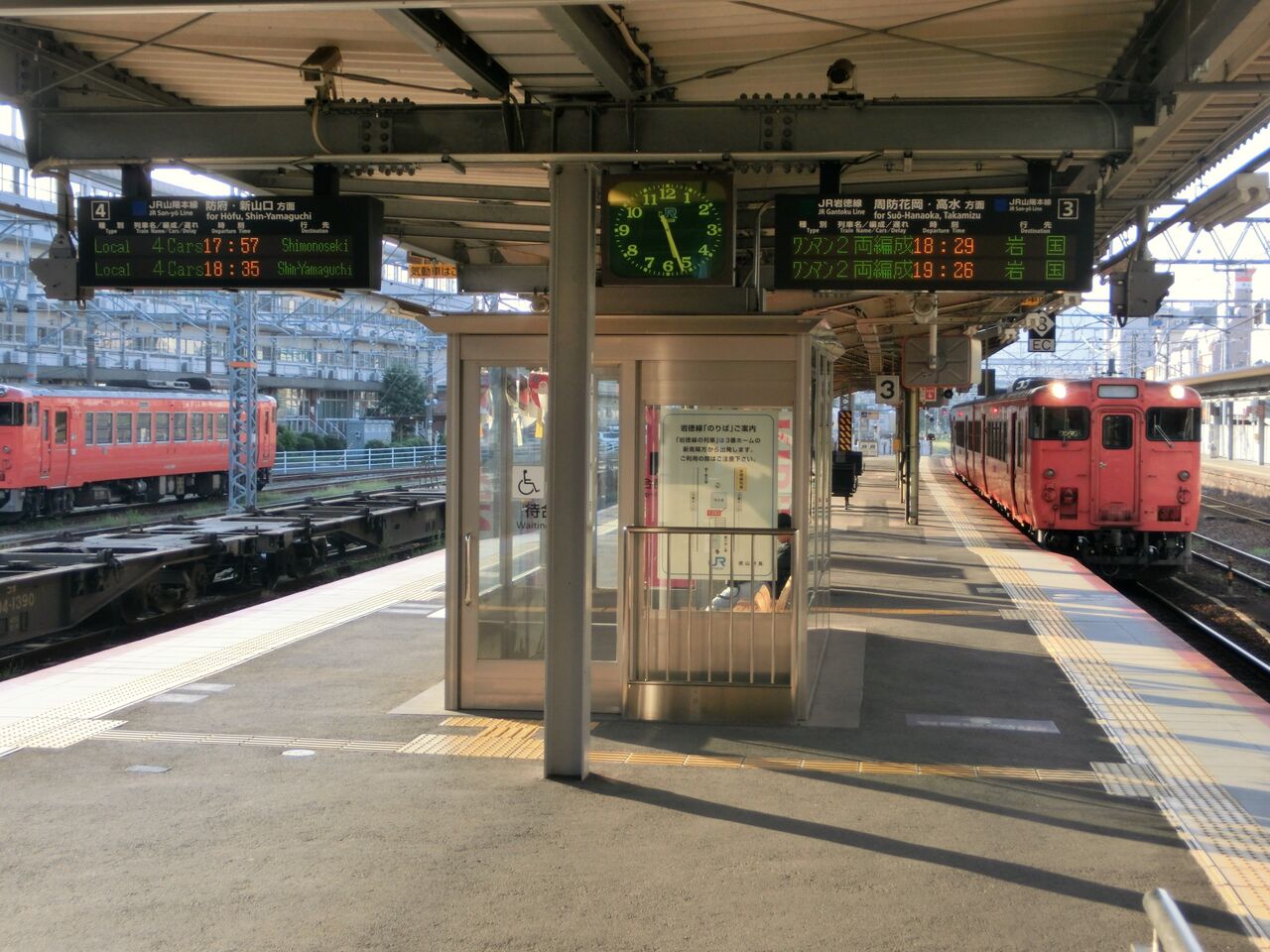 徳山駅 在来線ホーム 改札口の電光掲示板 発車標 17年8月 関西のjrへようこそ 徳山駅 在来線ホーム 改札口の電光掲示板 発車標 17年8月 関西のjrへようこそ