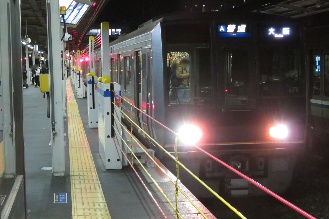西明石駅で普通 「大阪行き」 の最終電車を撮る （207系＆発車標