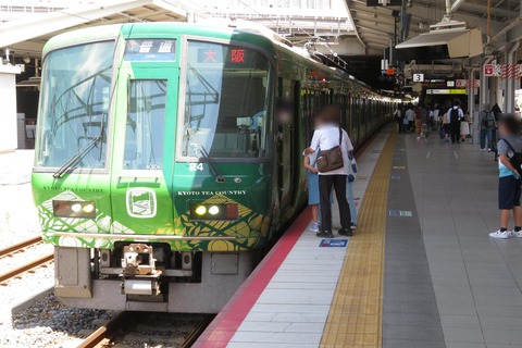 新大阪駅で おおさか東線の普通 「大阪行き」 を撮る （221系＆発車標） 【2023年4月】