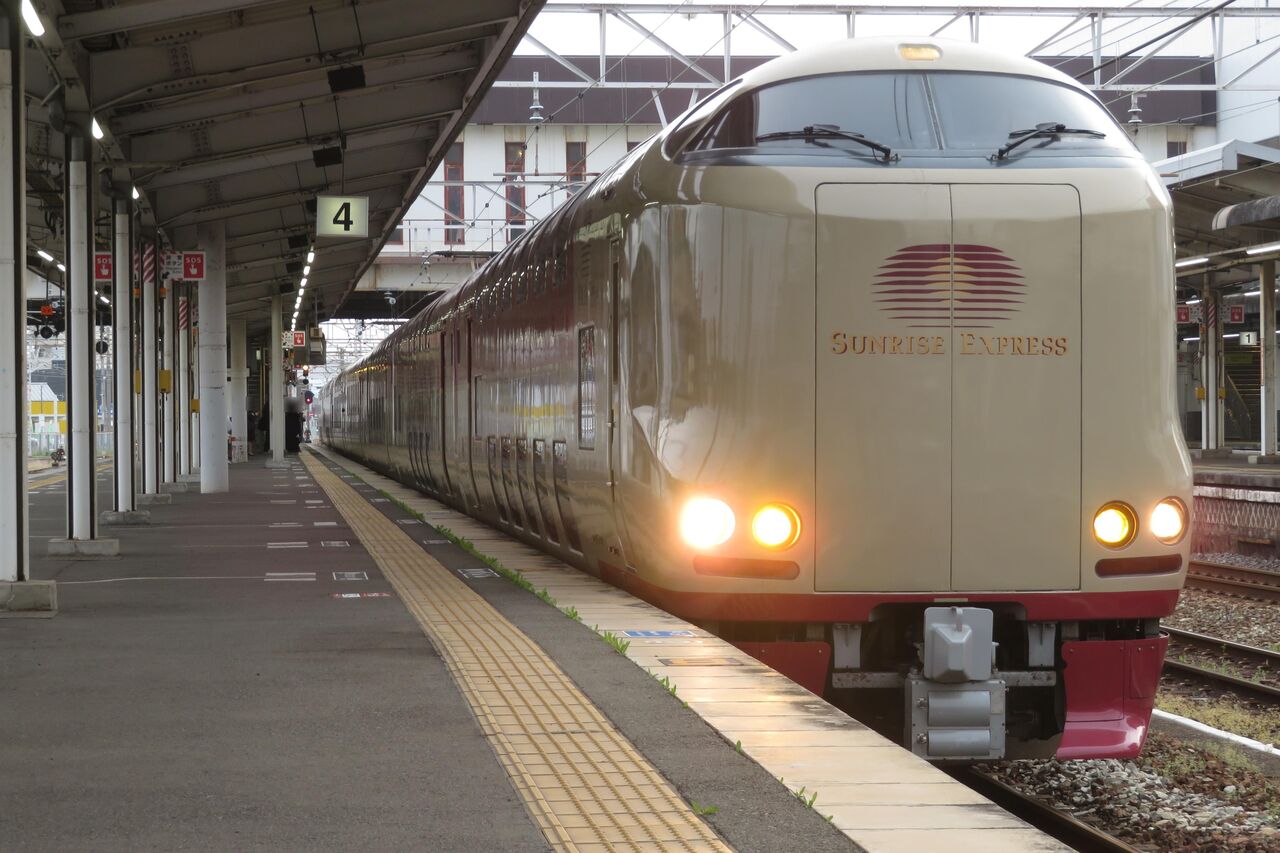倉敷駅で サンライズ出雲 「出雲市行き」 を撮る （車両＆発車標