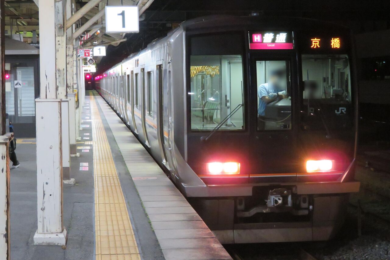 【1日に1本だけ】 木津駅で普通 「京橋行き」 を撮る (321系&発車標) 【2022年5月】 関西のJRへようこそ! 【1日に1本だけ】 木津駅で普通 「京橋行き」 を撮る (321系&発車標) 【2022年5月】 関西のJRへようこそ!