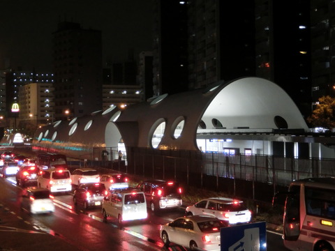 夜の新白島駅 ～JR側からアストラムライン駅舎を見る～