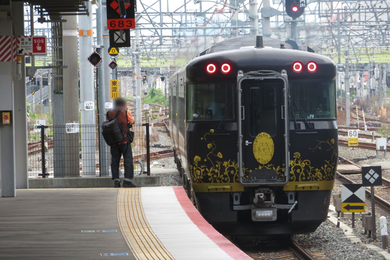 新大阪駅で観光列車 「はなあかり」 敦賀行きを撮る （発車標＆車両