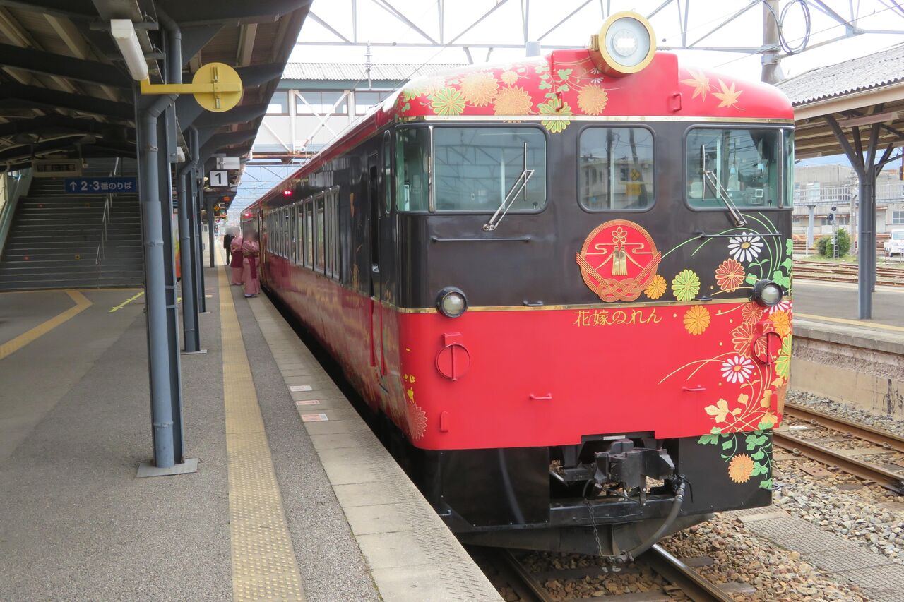 七尾駅で 観光列車 花嫁のれん 駅名標を撮る 21年3月 関西のjrへようこそ 七尾駅で 観光列車 花嫁のれん 駅名標を撮る 21年3月 関西のjrへようこそ