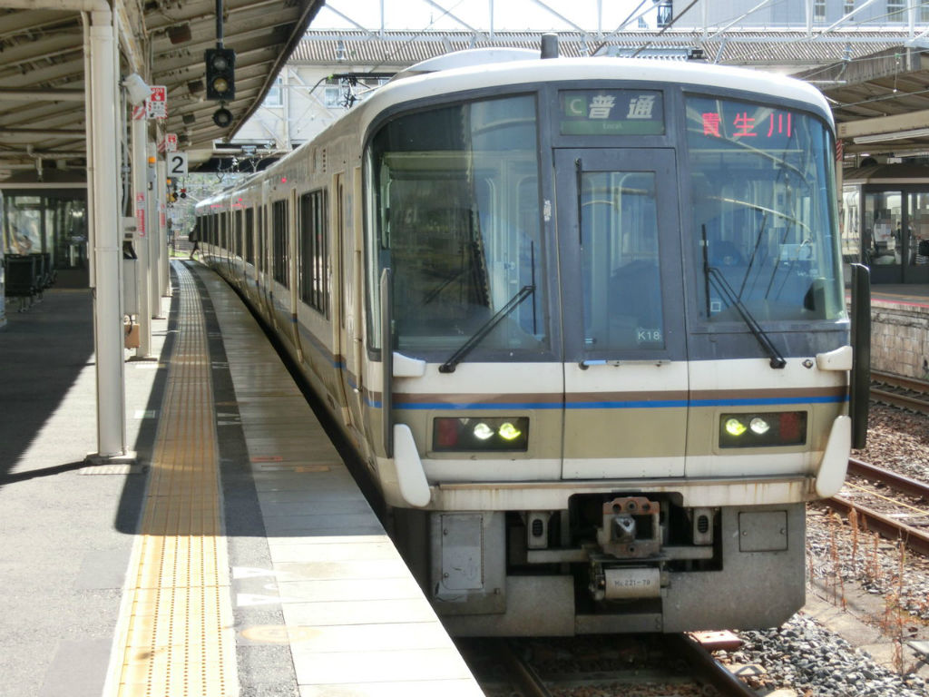 草津線の221系 側面のled表示がフルカラーに 19年8月 関西のjrへようこそ