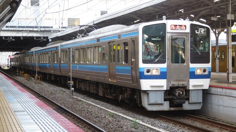 岡山駅で 6両編成の213系 「西大寺行き」 を撮る (2022年3月)