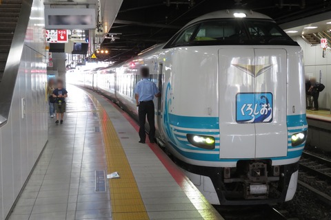 新大阪駅で 3番のりばに到着する当駅止の特急 「くろしお」 を撮る (287系&発車標) 【2026年8月】