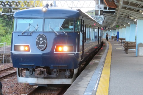 白浜駅で 「WEST EXPRESS 銀河」 京都行きを撮る （車両＆発車標） 【2021年8月】