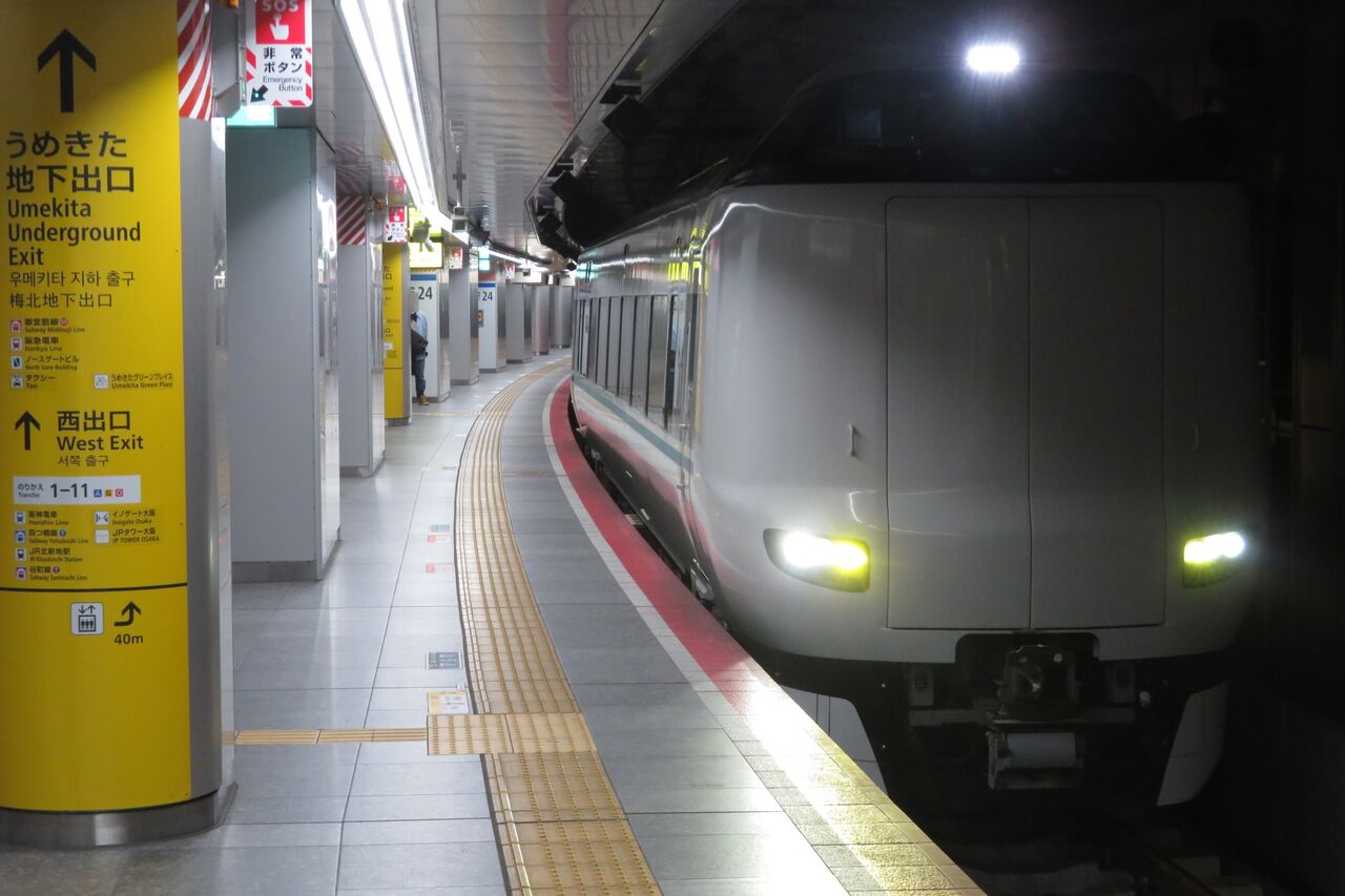 乗車口案内板  臨時特急  8号車 乗車口案内板 臨時特急 8号車 乗車口案内板 臨時特急 8号車