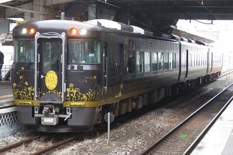 倉敷駅で観光列車 「はなあかり」 尾道行きを撮る (車両&発車標) 【2025年6月】