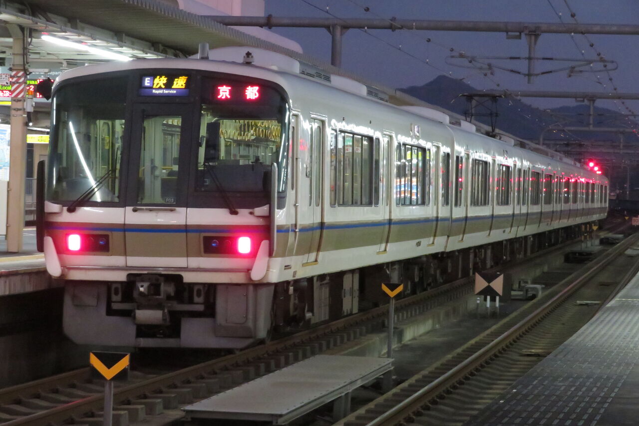 園部駅で臨時快速 「福知山マラソン号」 京都行きの表示を撮る （2025