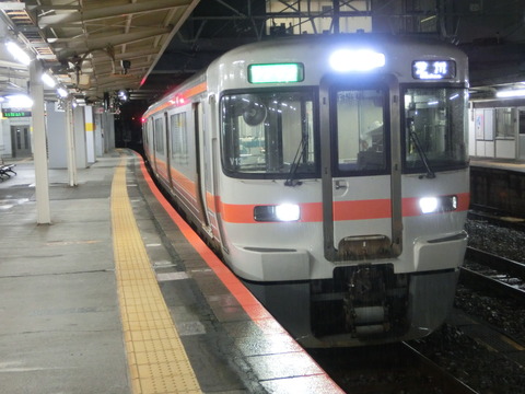 富士駅 ホーム・改札口の電光掲示板（発車標） 【夜の時間帯に見られる表示】