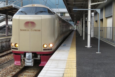 備中高梁駅で寝台特急 「サンライズ出雲」 出雲市行きを撮る （車両＆発車標） 【2022年8月】