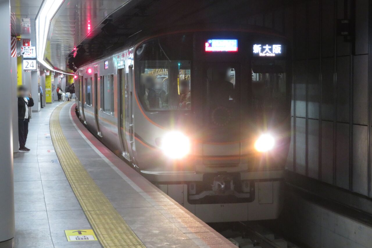 大阪駅で臨時列車 「エキスポライナー」 新大阪行きを撮る