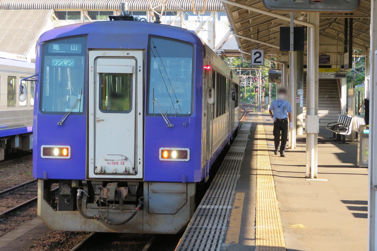 柘植駅で関西線のキハ120形気動車を撮る （2021年7月） : 関西のJRへ