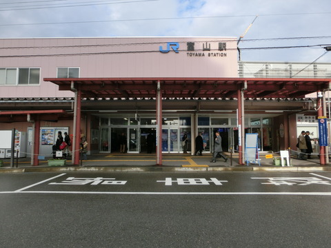 富山駅の仮駅舎・北口改札を撮る。建設中の新駅舎も！ （2013年12月）