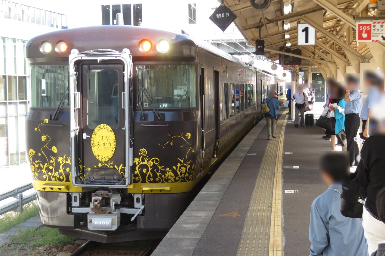 敦賀駅で観光列車 「はなあかり」 城崎温泉行きを撮る （車両