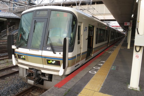 王寺駅で直通快速 おおさか東線経由 「大阪行き」 を撮る （221系＆発車標） 【2023年4月】