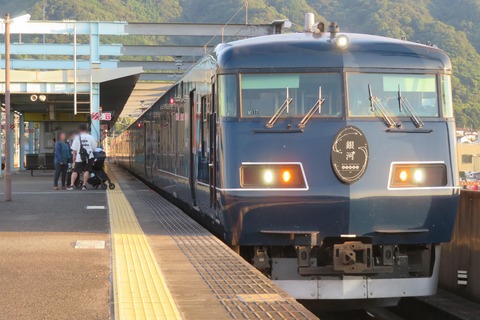 <2024年7月> 海南駅で 「WEST EXPRESS 銀河」 京都行きを撮る (車両&発車標)