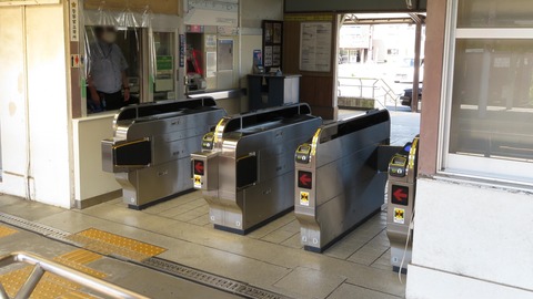 上郡駅 JR改札口の新旧比較 （有人改札から自動改札へ）