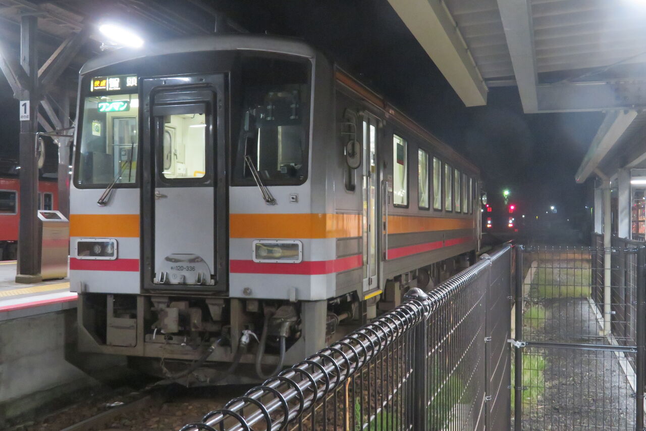 朝5時台のみ】 津山駅で 「快速」 智頭行きを撮る （キハ120形＆発車標