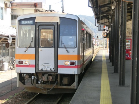 JR西日本の社長が 「輸送密度2,000人/日以下の路線見直し」 に言及。 在来線全体の3割超。バス転換も視野に。