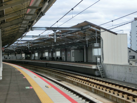 鴫野駅 使用開始された3番のりばから4番のりばを撮る （2018年5月20日）