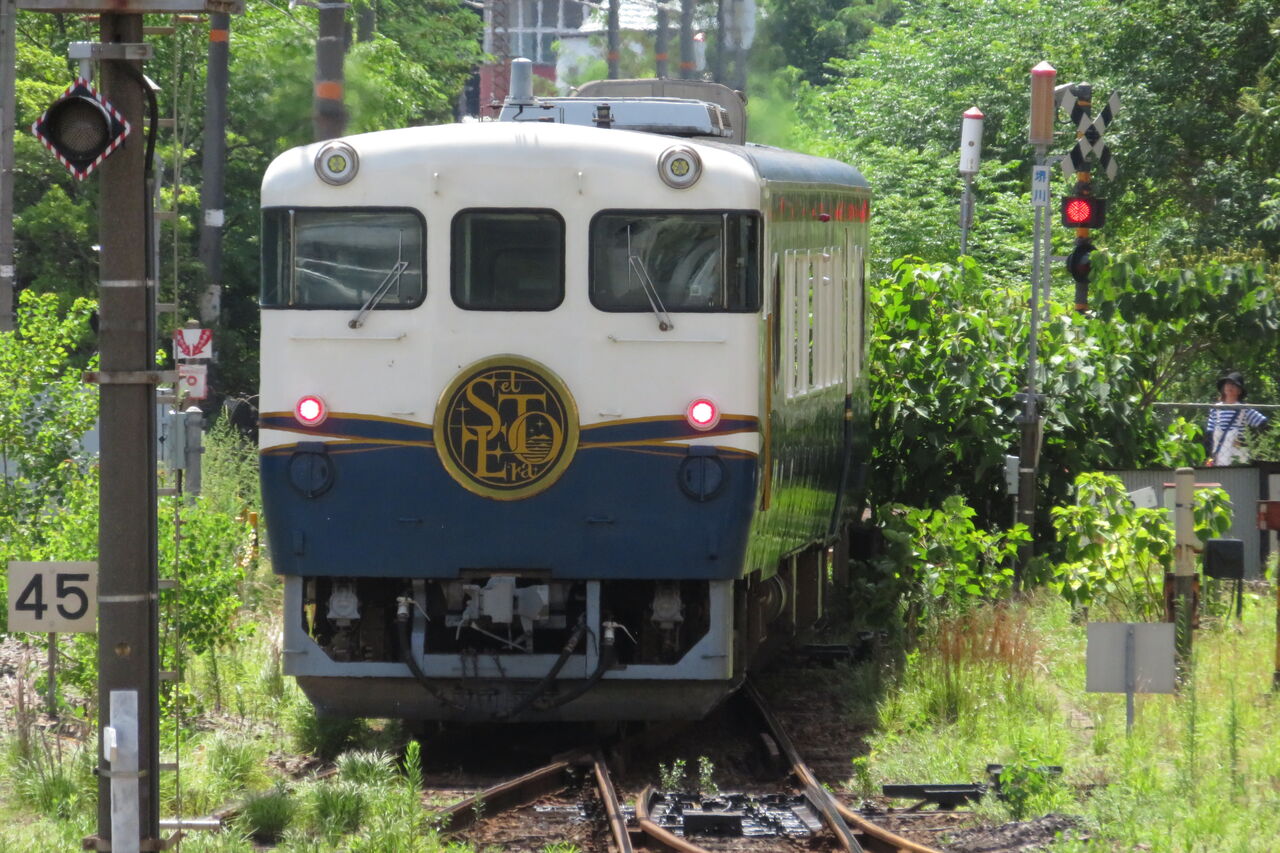 呉駅で観光列車 「etSETOra」 福山行きを撮る （発車標＆車両） 【2025