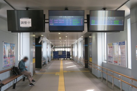 敦賀駅 改札口の発車標を映しただけ？のディスプレイが撤去される （2023年12月）