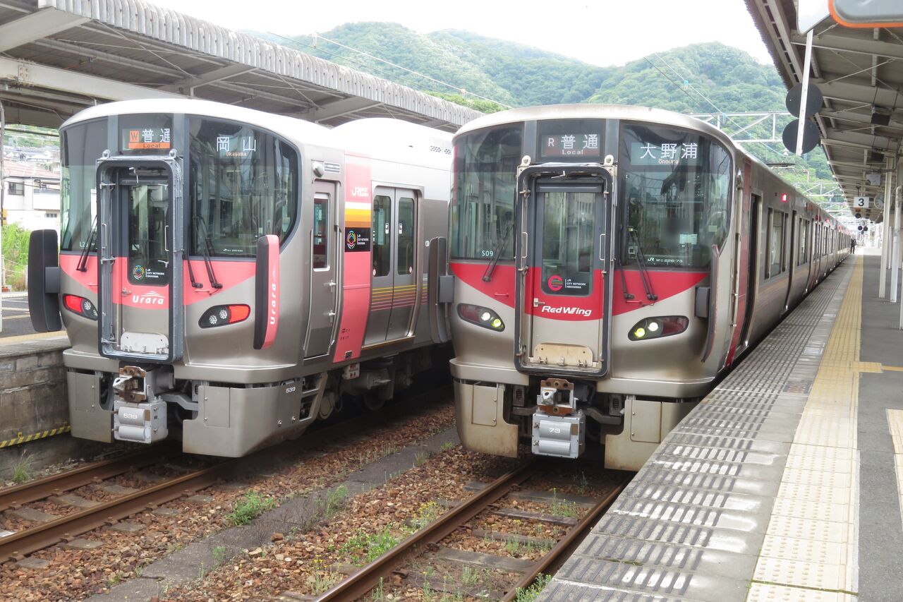 糸崎駅で普通 「広島方面 大野浦行き」 を撮る （発車標＆227系